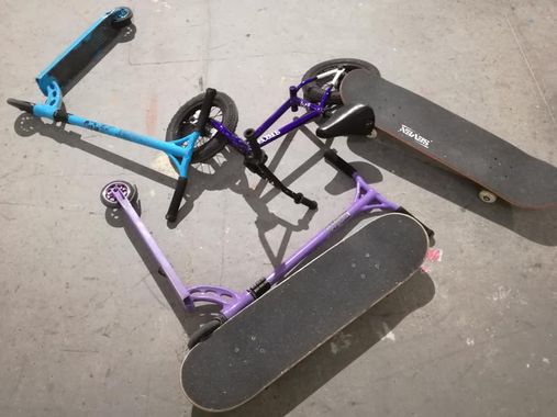 Skateboard, balansesykkel og sparkesykkel prøves i Trikkestallen