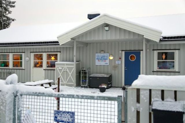 Bilde av barnehagens forside. Viser et snølagt uteområde og et hyggelig inngangsparti.